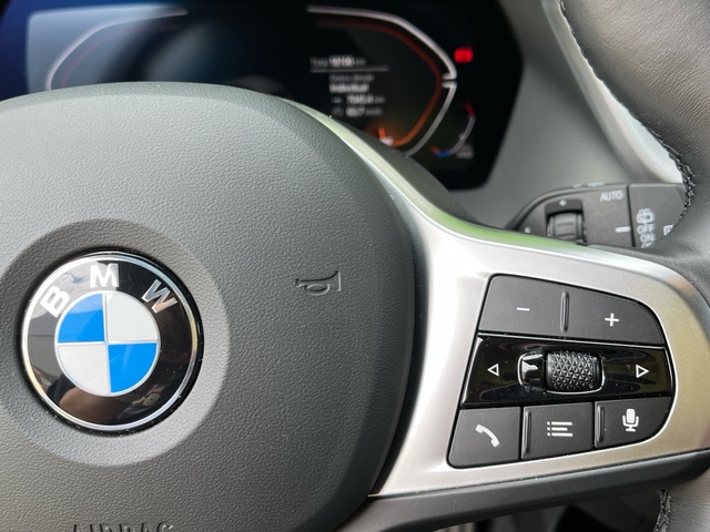 BMW Serie 1 118d color Negro. Año 2024. 110KW(150CV). Diésel. En concesionario Celtamotor Vigo de Pontevedra