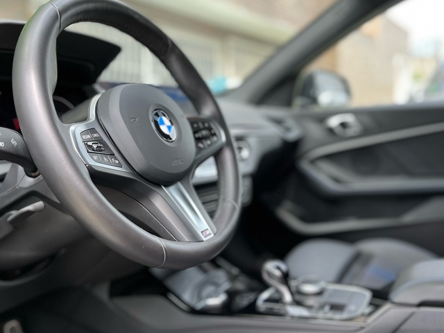 BMW Serie 1 118d color Negro. Año 2024. 110KW(150CV). Diésel. En concesionario Celtamotor Vigo de Pontevedra