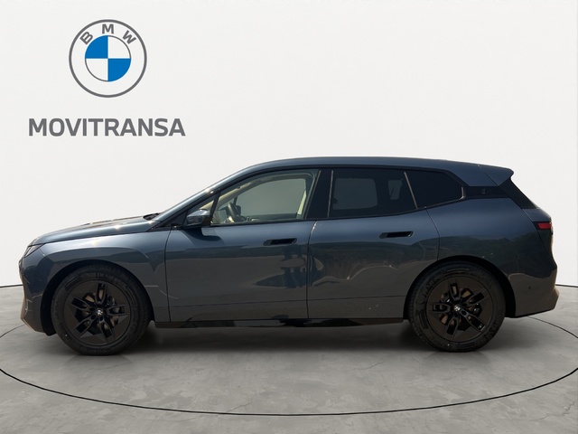 BMW iX xDrive45 color Azul. Año 2025. 300KW(408CV). Eléctrico. En concesionario Movitransa Cars Jerez de Cádiz