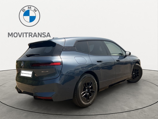 BMW iX xDrive45 color Azul. Año 2025. 300KW(408CV). Eléctrico. En concesionario Movitransa Cars Jerez de Cádiz