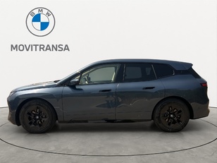 Fotos de BMW iX xDrive45 color Azul. Año 2025. 300KW(408CV). Eléctrico. En concesionario Movitransa Cars Jerez de Cádiz