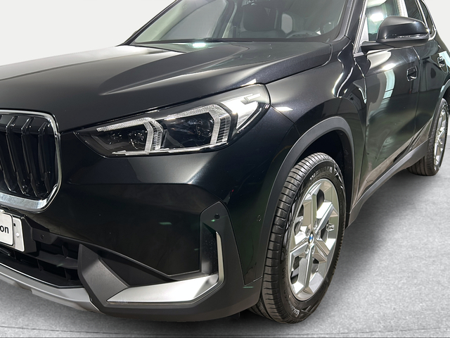 BMW X1 sDrive18i color Negro. Año 2025. 100KW(136CV). Gasolina. En concesionario San Pablo Motor | Su Eminencia de Sevilla