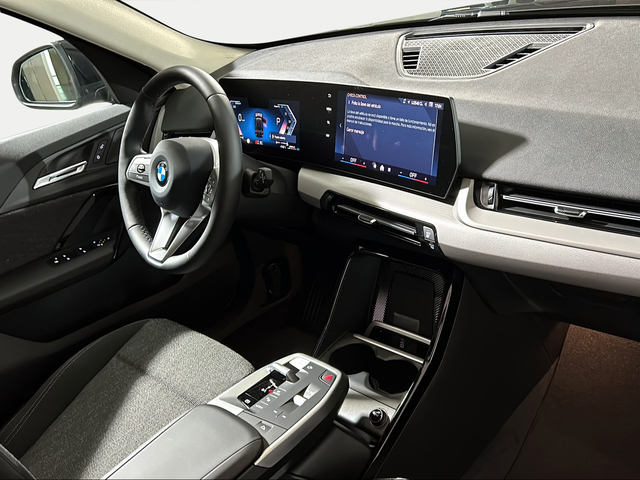 BMW X1 sDrive18i color Negro. Año 2025. 100KW(136CV). Gasolina. En concesionario San Pablo Motor | Su Eminencia de Sevilla