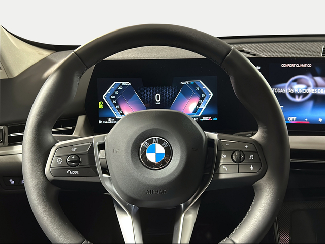 BMW X1 sDrive18i color Negro. Año 2025. 100KW(136CV). Gasolina. En concesionario San Pablo Motor | Su Eminencia de Sevilla
