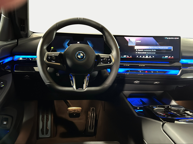 BMW i5 eDrive40 color Gris. Año 2025. 250KW(340CV). Eléctrico. En concesionario San Pablo Motor | Su Eminencia de Sevilla