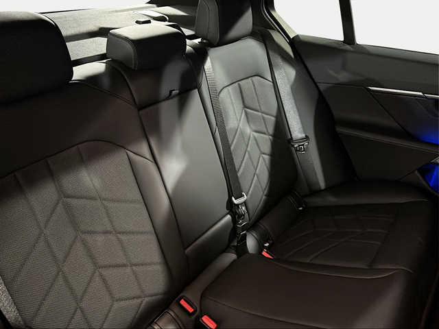 BMW i5 eDrive40 color Gris. Año 2025. 250KW(340CV). Eléctrico. En concesionario San Pablo Motor | Su Eminencia de Sevilla