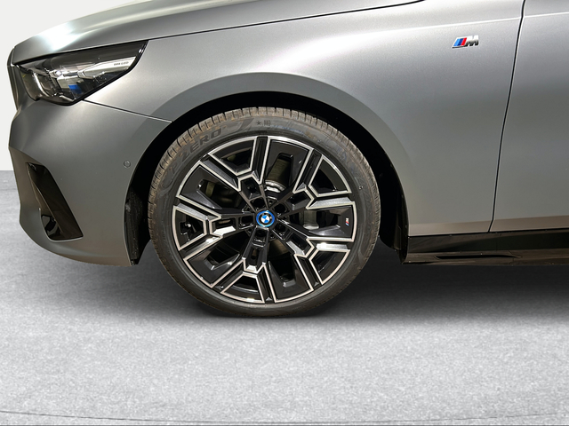 BMW i5 eDrive40 color Gris. Año 2025. 250KW(340CV). Eléctrico. En concesionario San Pablo Motor | Su Eminencia de Sevilla