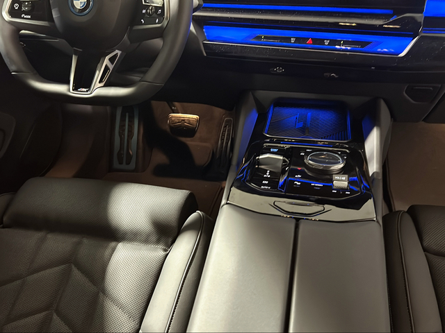 BMW i5 eDrive40 color Gris. Año 2025. 250KW(340CV). Eléctrico. En concesionario San Pablo Motor | Su Eminencia de Sevilla