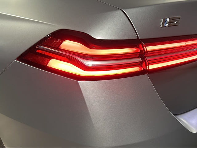 BMW i5 eDrive40 color Gris. Año 2025. 250KW(340CV). Eléctrico. En concesionario San Pablo Motor | Su Eminencia de Sevilla