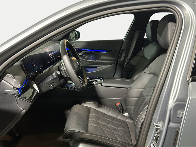 BMW i5 eDrive40 color Gris. Año 2025. 250KW(340CV). Eléctrico. En concesionario San Pablo Motor | Su Eminencia de Sevilla