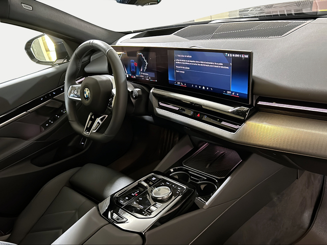 BMW Serie 5 520d Touring color Azul. Año 2025. 145KW(197CV). Diésel. En concesionario San Pablo Motor | Su Eminencia de Sevilla
