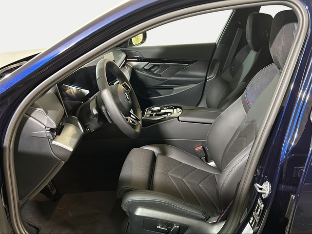 BMW Serie 5 520d Touring color Azul. Año 2025. 145KW(197CV). Diésel. En concesionario San Pablo Motor | Su Eminencia de Sevilla