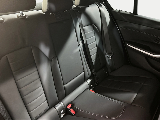 BMW Serie 3 318d color Negro. Año 2025. 110KW(150CV). Diésel. En concesionario San Pablo Motor | Su Eminencia de Sevilla