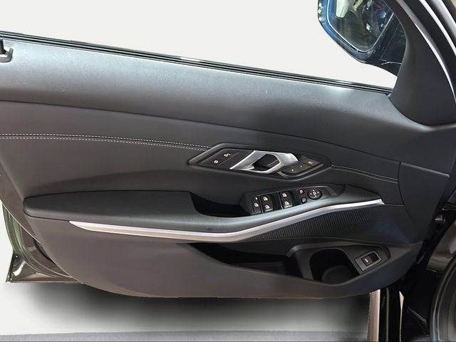BMW Serie 3 318d color Negro. Año 2025. 110KW(150CV). Diésel. En concesionario San Pablo Motor | Su Eminencia de Sevilla