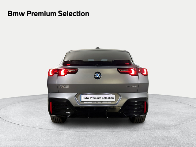 BMW iX2 xDrive30 color Blanco. Año 2025. 230KW(313CV). Eléctrico. En concesionario San Pablo Motor | Su Eminencia de Sevilla