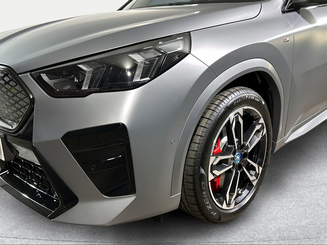 BMW iX2 xDrive30 color Blanco. Año 2025. 230KW(313CV). Eléctrico. En concesionario San Pablo Motor | Su Eminencia de Sevilla