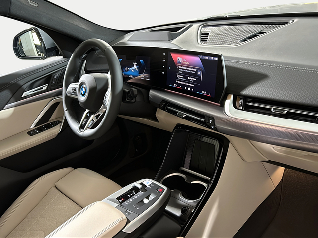 BMW iX2 xDrive30 color Blanco. Año 2025. 230KW(313CV). Eléctrico. En concesionario San Pablo Motor | Su Eminencia de Sevilla