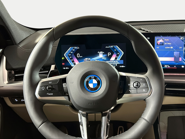 BMW iX2 xDrive30 color Blanco. Año 2025. 230KW(313CV). Eléctrico. En concesionario San Pablo Motor | Su Eminencia de Sevilla
