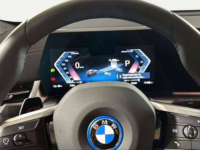 BMW iX2 xDrive30 color Blanco. Año 2025. 230KW(313CV). Eléctrico. En concesionario San Pablo Motor | Su Eminencia de Sevilla