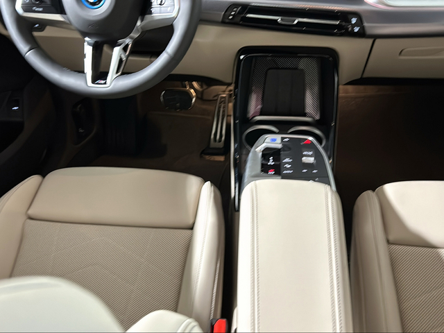 BMW iX2 xDrive30 color Blanco. Año 2025. 230KW(313CV). Eléctrico. En concesionario San Pablo Motor | Su Eminencia de Sevilla
