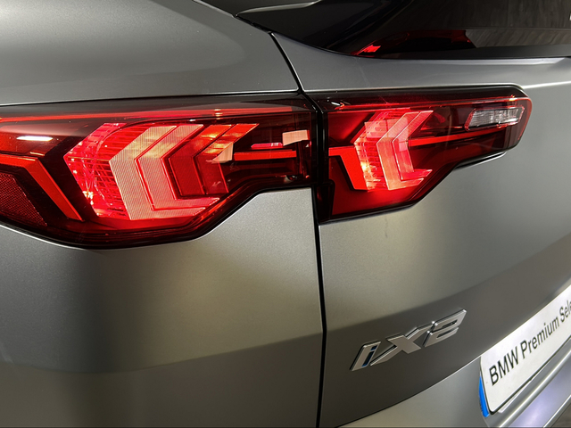 BMW iX2 xDrive30 color Blanco. Año 2025. 230KW(313CV). Eléctrico. En concesionario San Pablo Motor | Su Eminencia de Sevilla