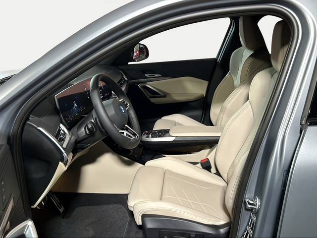 BMW iX2 xDrive30 color Blanco. Año 2025. 230KW(313CV). Eléctrico. En concesionario San Pablo Motor | Su Eminencia de Sevilla