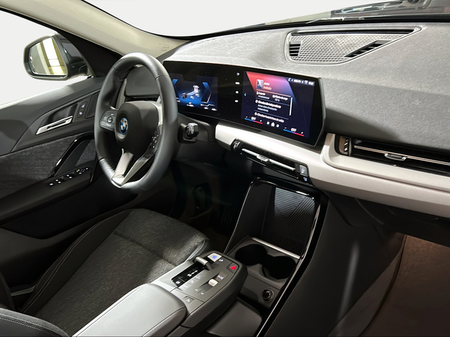 BMW iX1 xDrive30 color Negro. Año 2025. 230KW(313CV). Eléctrico. En concesionario San Pablo Motor | Su Eminencia de Sevilla