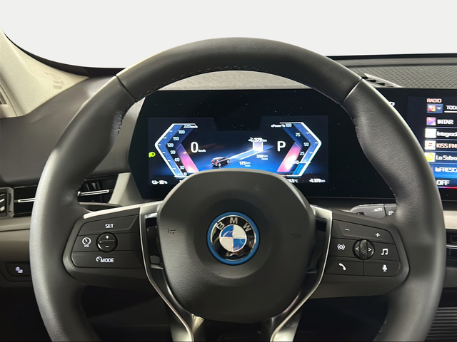 BMW iX1 xDrive30 color Negro. Año 2025. 230KW(313CV). Eléctrico. En concesionario San Pablo Motor | Su Eminencia de Sevilla