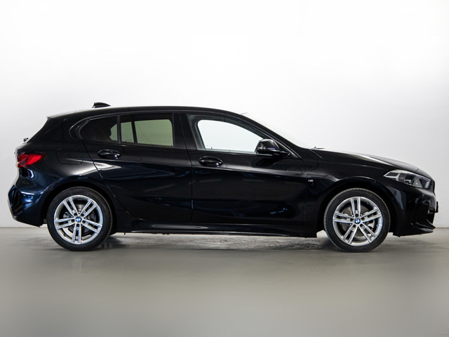 BMW Serie 1 118i color Negro. Año 2022. 103KW(140CV). Gasolina. En concesionario BMW Fuenteolid Valladolid de Valladolid