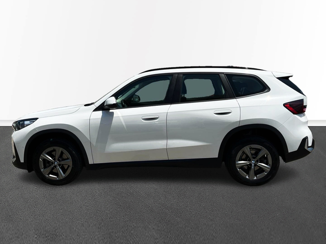 BMW X1 sDrive18i color Blanco. Año 2023. 100KW(136CV). Gasolina. En concesionario CARTAGENA PREMIUM S.L. de Murcia