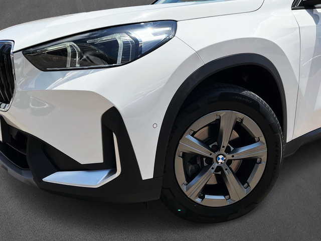 BMW X1 sDrive18i color Blanco. Año 2023. 100KW(136CV). Gasolina. En concesionario CARTAGENA PREMIUM S.L. de Murcia