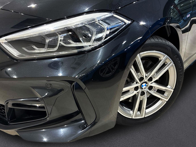 BMW Serie 1 118d color Negro. Año 2024. 110KW(150CV). Diésel. En concesionario BMW Marcos Automoción de Valencia