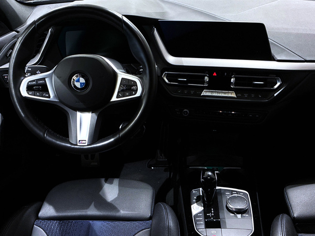 BMW Serie 1 118d color Negro. Año 2024. 110KW(150CV). Diésel. En concesionario BMW Marcos Automoción de Valencia