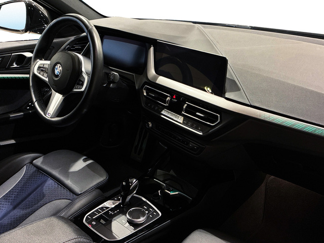 BMW Serie 1 118d color Negro. Año 2024. 110KW(150CV). Diésel. En concesionario BMW Marcos Automoción de Valencia