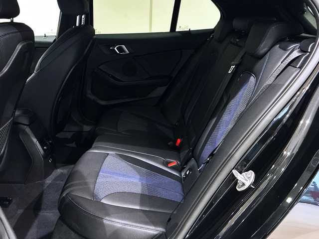 BMW Serie 1 118d color Negro. Año 2024. 110KW(150CV). Diésel. En concesionario BMW Marcos Automoción de Valencia