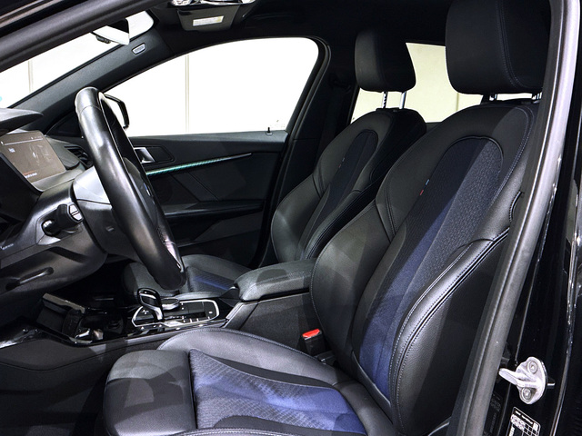 BMW Serie 1 118d color Negro. Año 2024. 110KW(150CV). Diésel. En concesionario BMW Marcos Automoción de Valencia