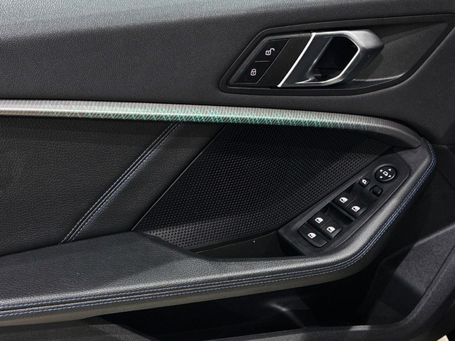 BMW Serie 1 118d color Negro. Año 2024. 110KW(150CV). Diésel. En concesionario BMW Marcos Automoción de Valencia