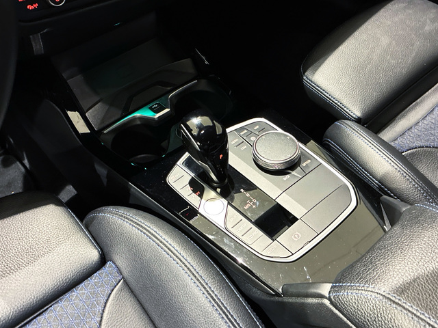 BMW Serie 1 118d color Negro. Año 2024. 110KW(150CV). Diésel. En concesionario BMW Marcos Automoción de Valencia