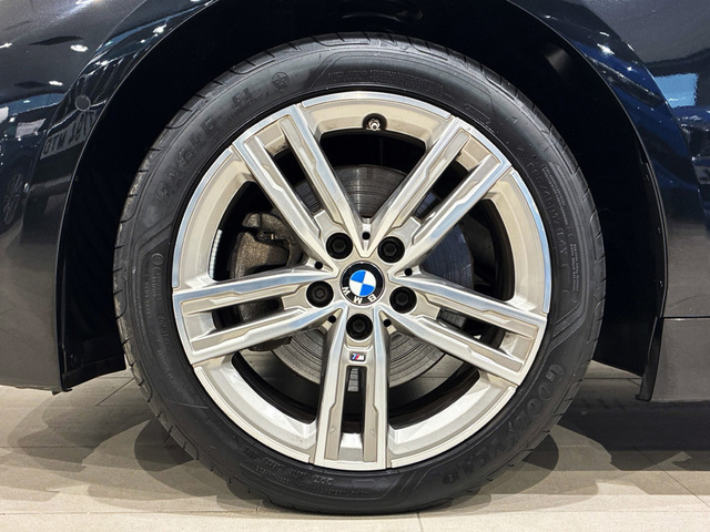 BMW Serie 1 118d color Negro. Año 2024. 110KW(150CV). Diésel. En concesionario BMW Marcos Automoción de Valencia