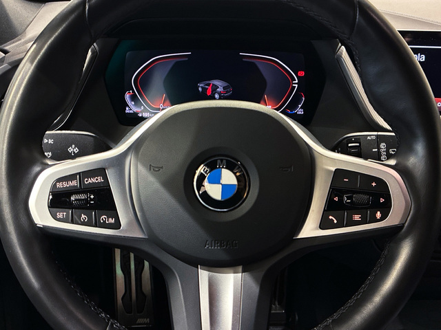 BMW Serie 1 118d color Negro. Año 2024. 110KW(150CV). Diésel. En concesionario BMW Marcos Automoción de Valencia