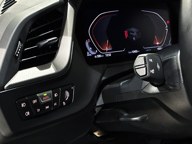 BMW Serie 1 118d color Negro. Año 2024. 110KW(150CV). Diésel. En concesionario BMW Marcos Automoción de Valencia