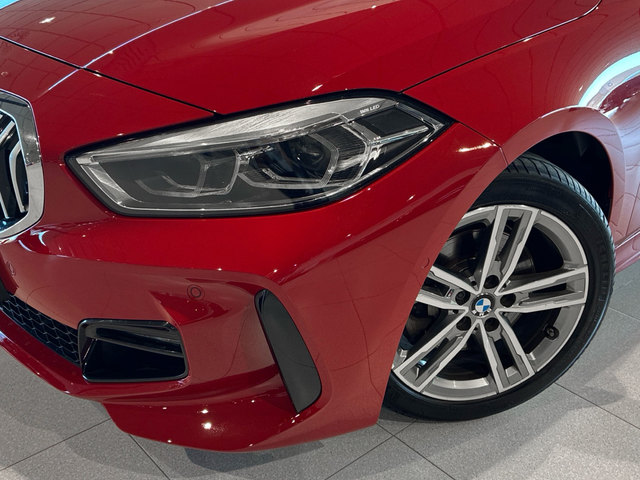 BMW Serie 1 118d color Rojo. Año 2024. 110KW(150CV). Diésel. En concesionario BMW Marcos Automoción de Valencia