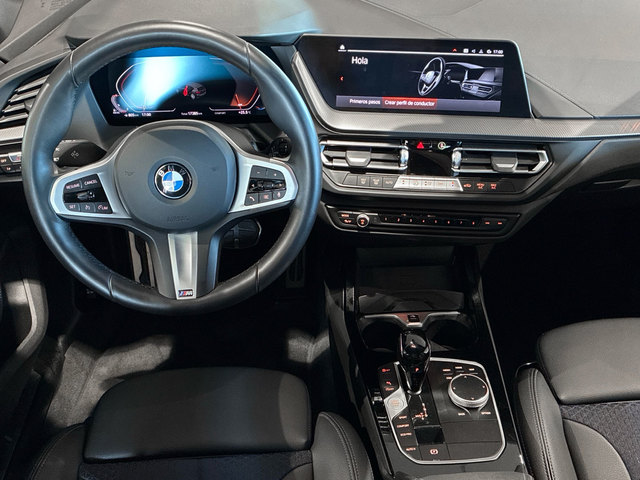 BMW Serie 1 118d color Rojo. Año 2024. 110KW(150CV). Diésel. En concesionario BMW Marcos Automoción de Valencia