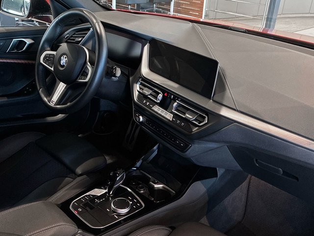 BMW Serie 1 118d color Rojo. Año 2024. 110KW(150CV). Diésel. En concesionario BMW Marcos Automoción de Valencia