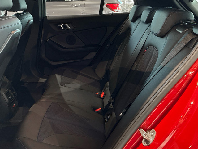 BMW Serie 1 118d color Rojo. Año 2024. 110KW(150CV). Diésel. En concesionario BMW Marcos Automoción de Valencia