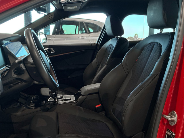 BMW Serie 1 118d color Rojo. Año 2024. 110KW(150CV). Diésel. En concesionario BMW Marcos Automoción de Valencia