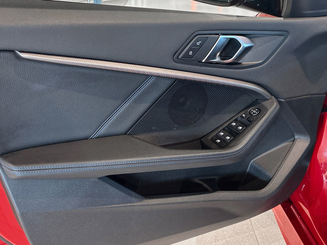 BMW Serie 1 118d color Rojo. Año 2024. 110KW(150CV). Diésel. En concesionario BMW Marcos Automoción de Valencia