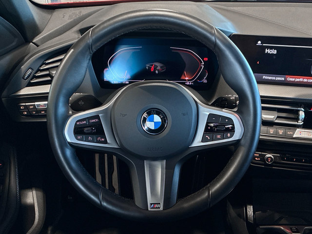 BMW Serie 1 118d color Rojo. Año 2024. 110KW(150CV). Diésel. En concesionario BMW Marcos Automoción de Valencia