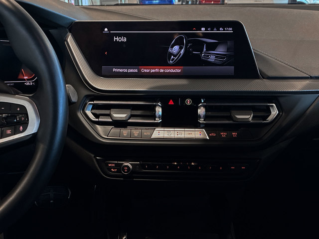 BMW Serie 1 118d color Rojo. Año 2024. 110KW(150CV). Diésel. En concesionario BMW Marcos Automoción de Valencia