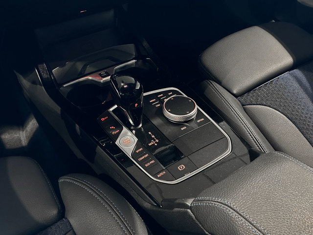 BMW Serie 1 118d color Rojo. Año 2024. 110KW(150CV). Diésel. En concesionario BMW Marcos Automoción de Valencia